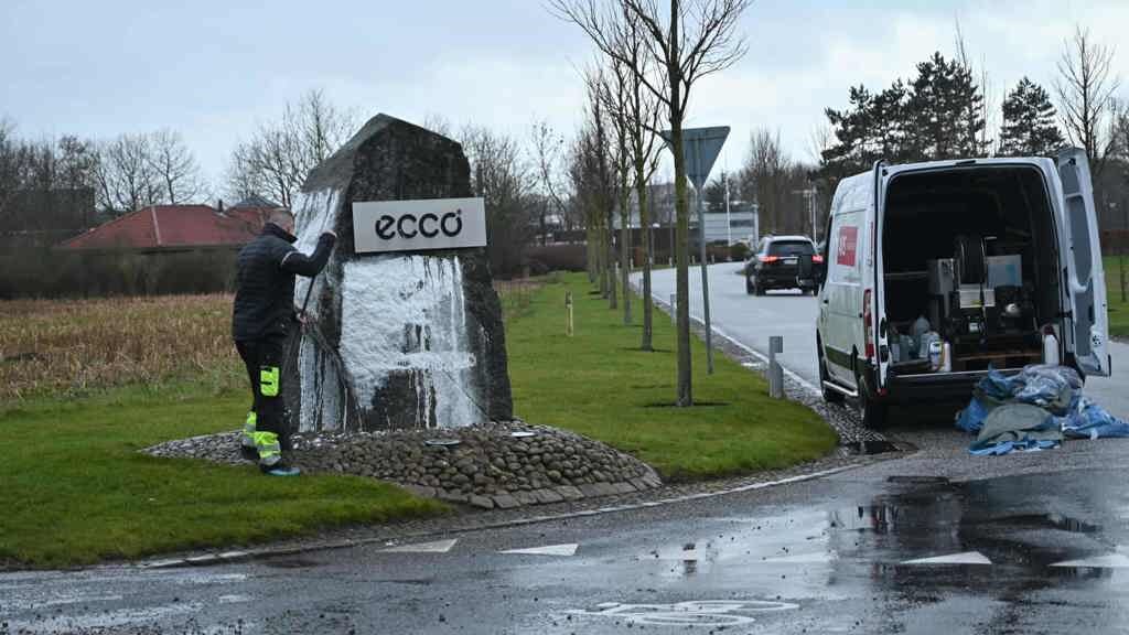 For godt et år siden, var Eccos sten med tilhørende skilt ved hovedkvarteret udsat for hærværk - formentlig på grund af virksomhedens engagement i Rusland. Arkivfoto: 