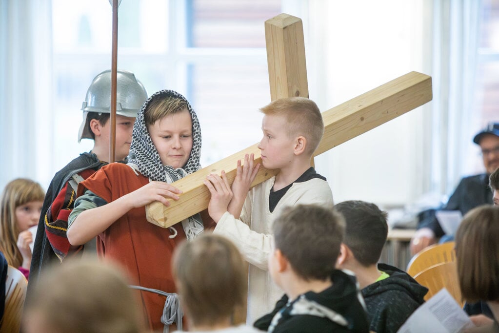 Martin Peter Paulsen i rollen som Jesus i Oksevejens Danske Skoles påskespil. Foto: 