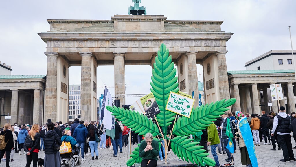Fra det første minut med legalisering af cannabis bliver der festet  og røget ved Brandenburger Tor. Foto: 