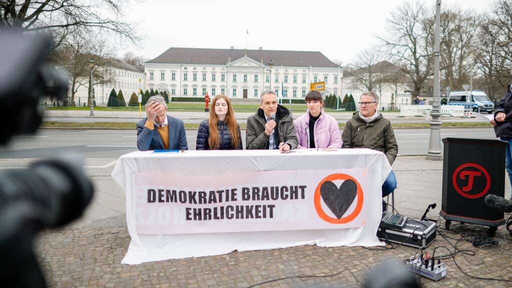 Letzte Generation havde mandag inviteret til pressemøde foran præsidentboligen på Schloss Bellevue i Berlin. Foto: 