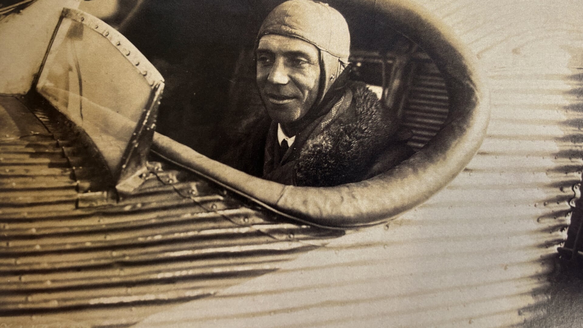 Mens komforten var steget meget for flypassagerer, var der endnu langt ind i 1920erne en fast tro på, at piloten helst burde sidde i fri luft, hvis han skulle have den nødvendige føling med flyvingen. Det var også tilfældet i en Junkers F.13, hvor Christian L. Johannsen ses i cockpittet. Foto:
