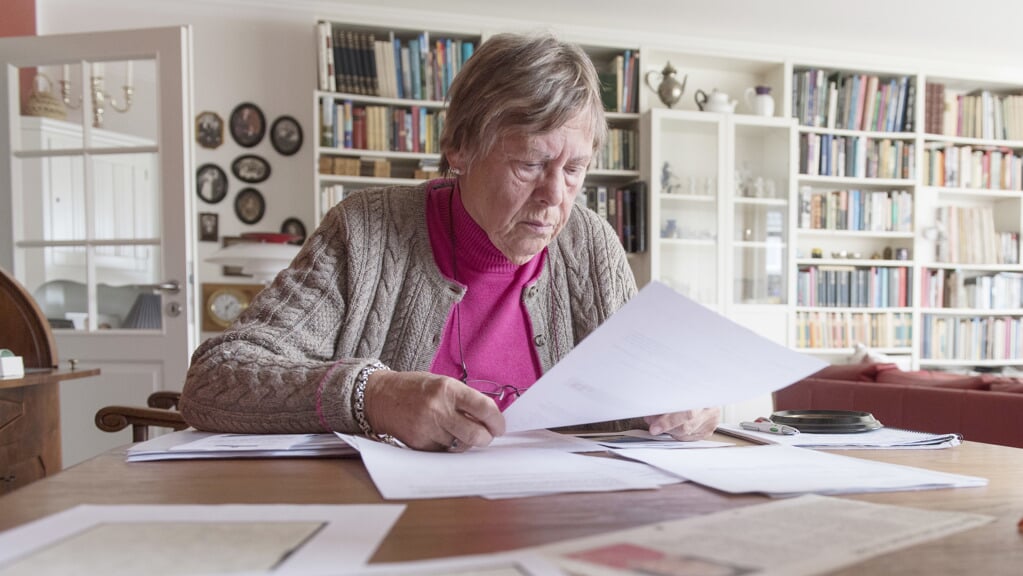 Bente Hillebrecht har faaet fingrene i breve, der hendes overrasket hende. Foto:
