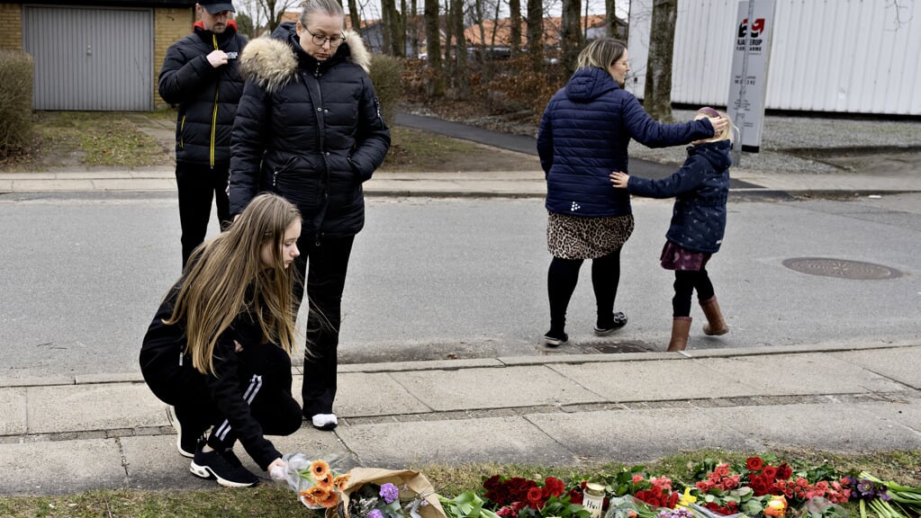 Der lægges blomster ved Hjallerup Varmeværk, hvor den hårdt kvæstede pige blev fundet. Foto: 