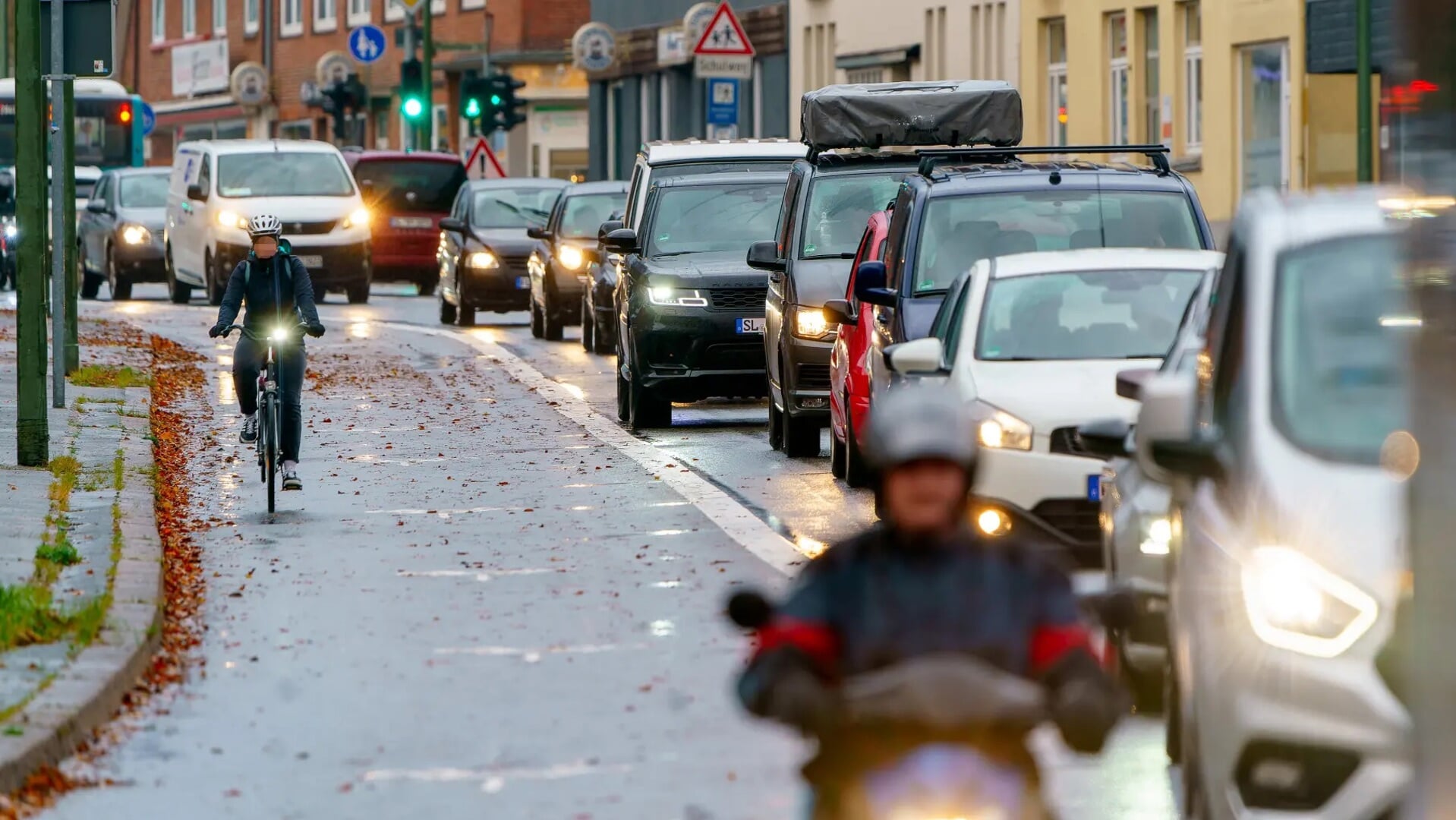 En tålmodighedsprøve: Bilisterne måtte regne med ekstra tid, hvis de ville køre ad Mørvig Gade. Det burde nu høre fortiden til. Arkivfoto:
