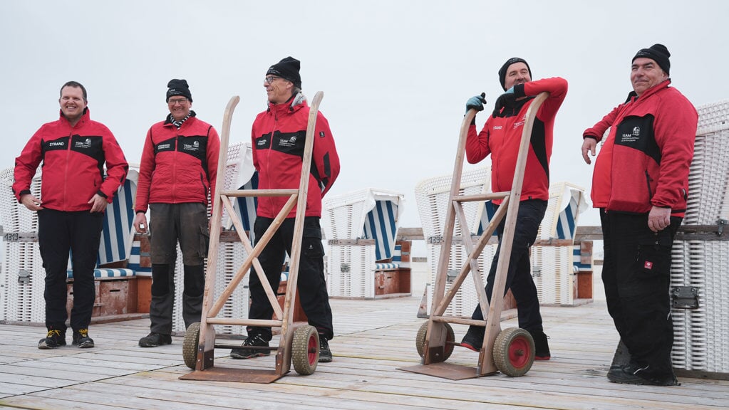 De første strandkurve bliver bragt til stranden. Foto: