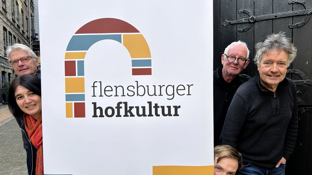 Flensburger Hofkultur har fået nyt logo. Bag det gemmer sig Vicky Richter og Wolfgang Börstinghaus (til venstre) samt Thomas Frahm, Joachim Pohl og siddende Gunnar Astrup til højre. Foto: