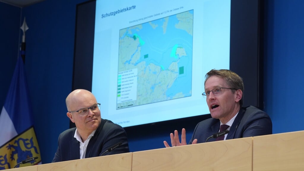 Tirsdag forklarede Tobias Goldschmidt (t.v.) og ministerpræsident Daniel Günther planen for beskyttelse af Østersøen. Parlamentet debatterede om dette torsdag. Foto: 