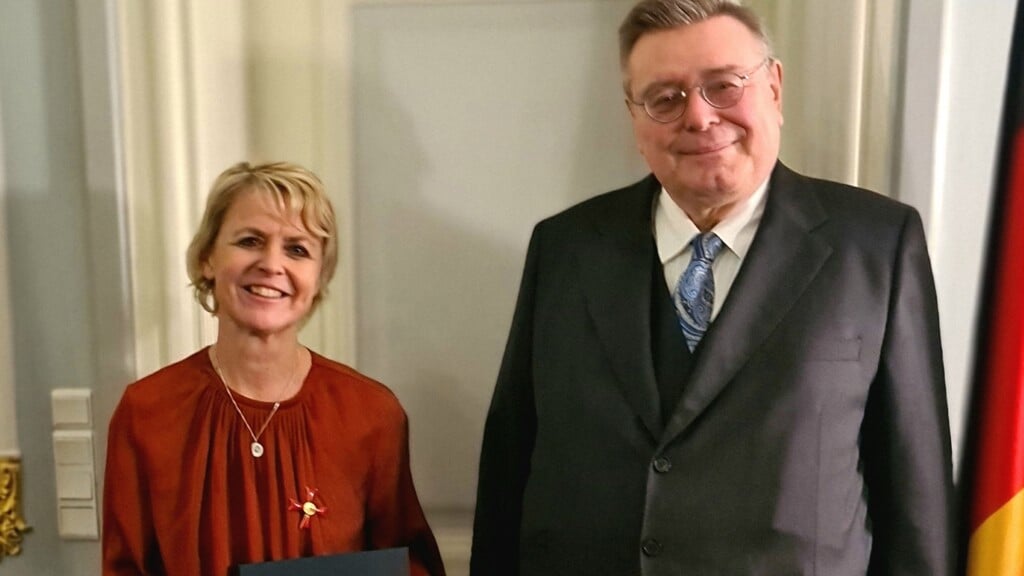 Lykke Friis fik overrakt det tyske Verdienstkreuz 1. Klasse af Pascal Hector, den tyske ambassadør i Danmark. Foto: