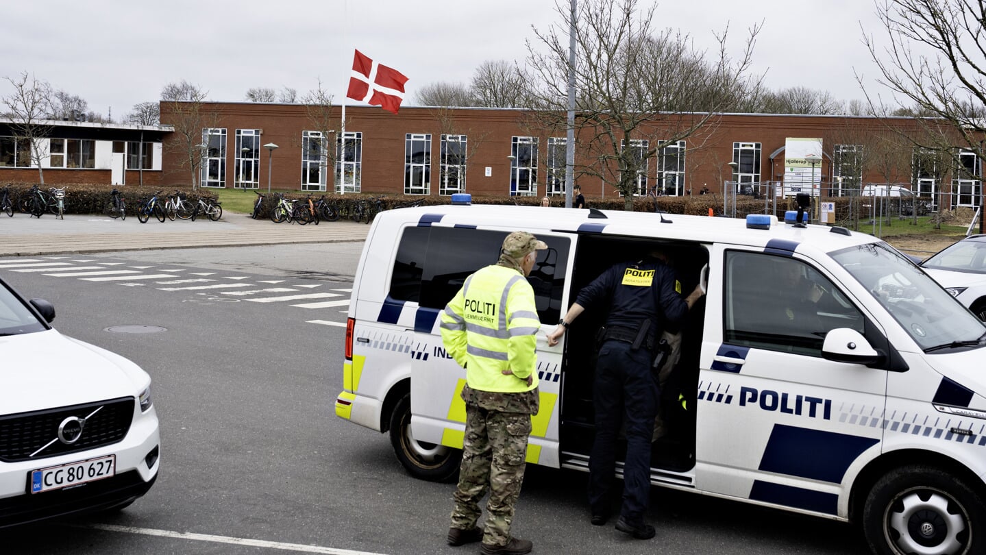 Flaget er på halv ved Hjallerup Skole i Nordjylland, hvor den 13-årige pige var elev. Foto: 