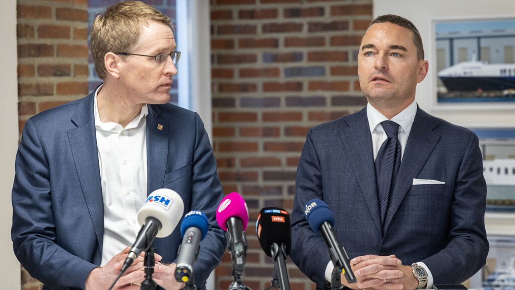 Ministerpræsident Daniel Günther og værftsejer Lars Windhorst fortalte, at værftet har penge til et års lønninger. De nævnte dog intet specifikt om løsningen for fremtiden. De to mødes igen til juni. Foto: 