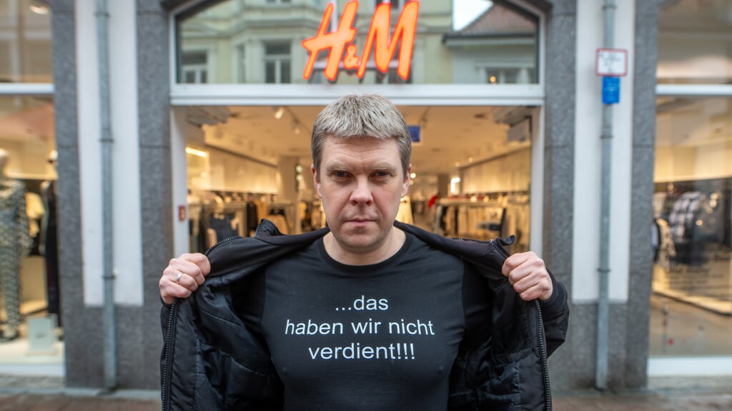 Driftrådsmedlem Nils Schneider var blandt dem, der torsdag stod foran H&M og samlede underskrifter ind til støtte for de ansatte. Foto: 