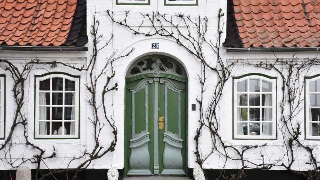 En del af husene i bymidten har flotte facader med karakteristiske døre. Men få er så flotte som Storegade 23, Augustenborg. Foto: 
