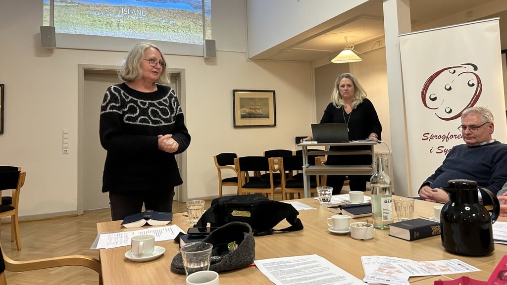 Lisbet Buhl-Mikkelsen (venstre) introducerede Vibeke Lund, der også er bestyrelsesmedlem, og som fortalte om sit år i Island som rejselærer. Foto: