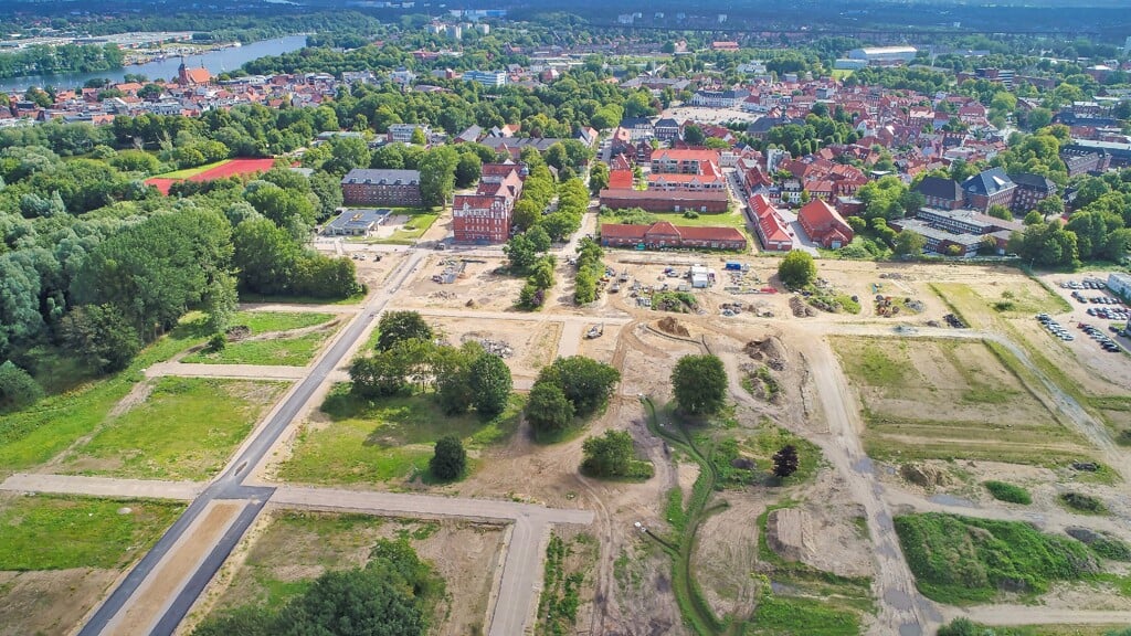Auf dem ehemaligen Kasernengelände in Rendsburg entsteht ein Wohnquartier mit viel Grün. Foto: