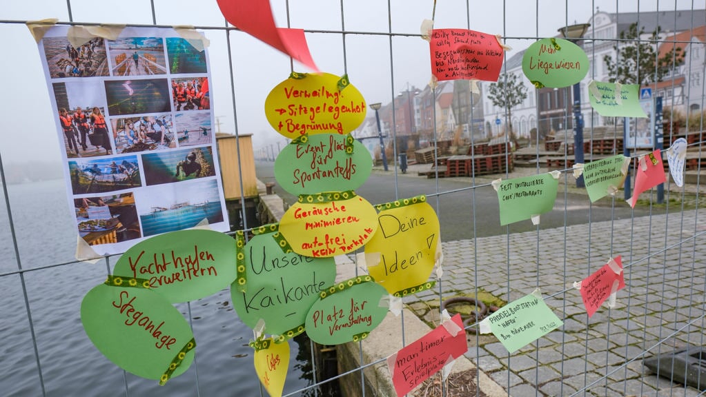 De Grønne har tidligere udsmykket hegnet på Skibbroen med ønsker for områdets fremtid. Nu opfordrer de sammen med SSW og fire andre til, at man udsmykker hegnet med fredssymboler. Foto: 