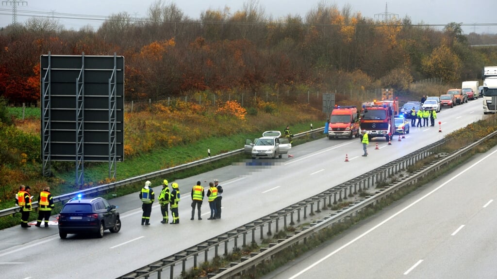 Motorvejen var spærret i timevis i sydgående retning ved Skovby, mens politiet ledte efter spor. Foto: 