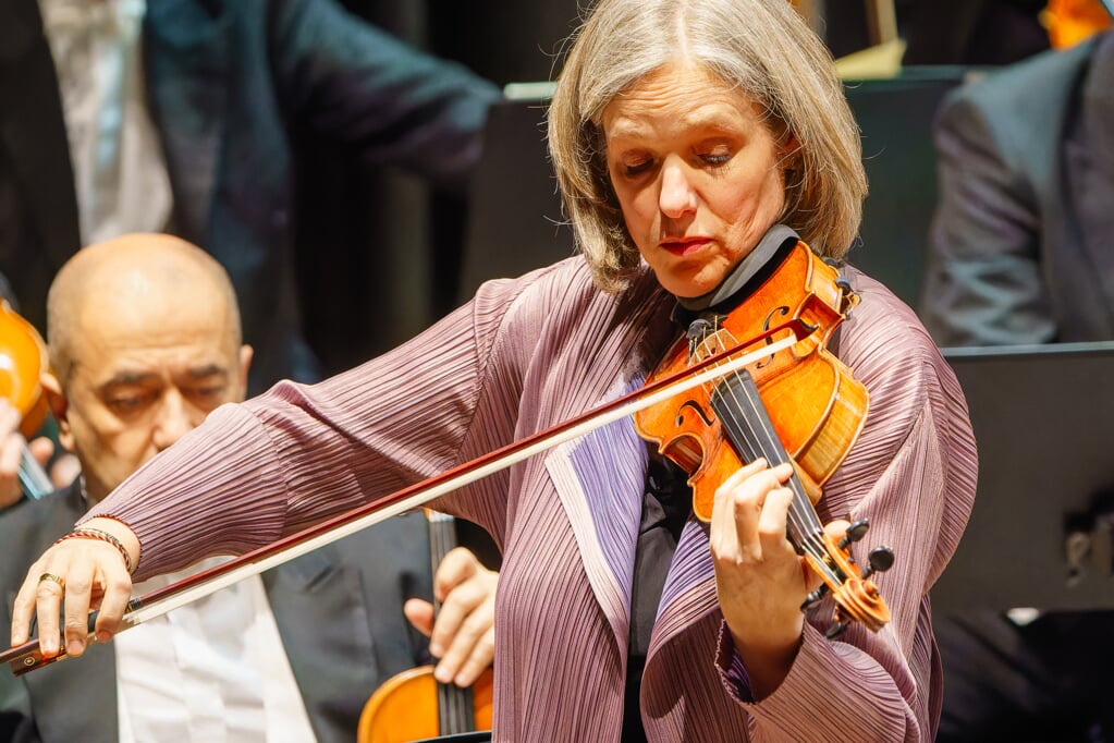 Isabelle van Keulen i et koncentreret øjeblik under Beethovens violinkoncert fredag aften i Deutsches Haus. Foto: