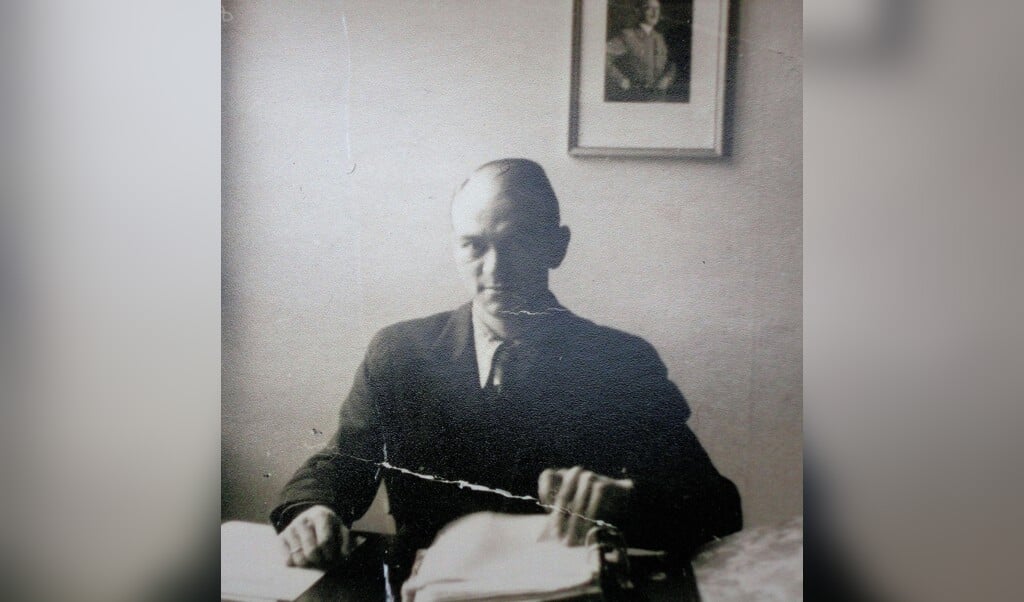 Forfatterens far, Hermann Detlefsen, under krigen på sin arbejdsplads med føreren Adolf Hitler på væggen.