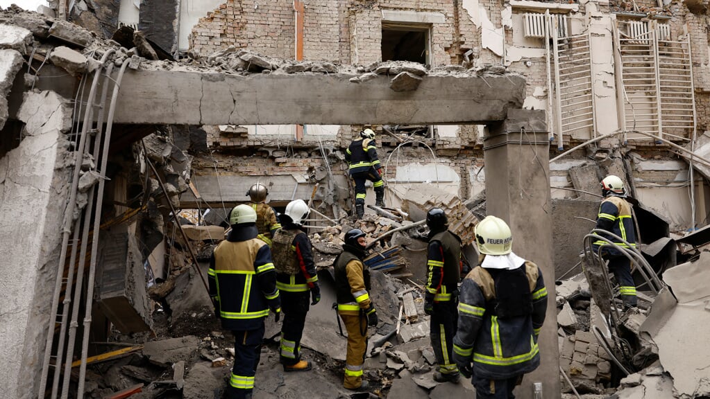 Redningsarbejdere i ruinerne af en ramt bygning i Kyiv. Foto: