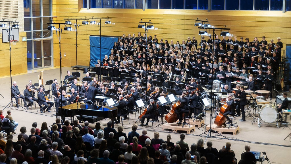 Orkester og kor samt et stort publikum fyldte godt i A.P. Møller Skolen onsdag aften. Foto: