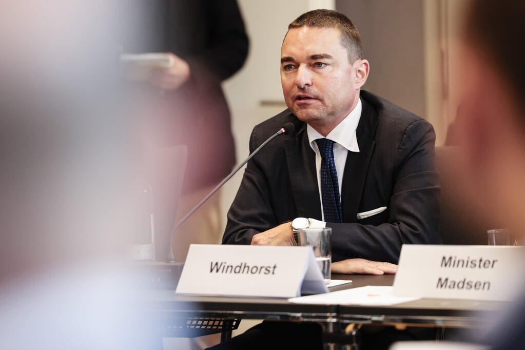 Lars Windhorst forklarede torsdag situationen på værfterne i Flensborg og Rendsborg til medlemmerne af erhvervsudvalget i landdagen. Foto: 
