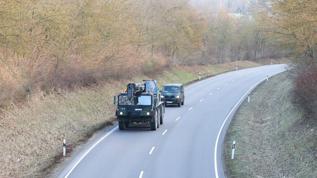 Bundeswehr-køretøjer kører i konvoj på en hovedvej nær Amberg. Foto: