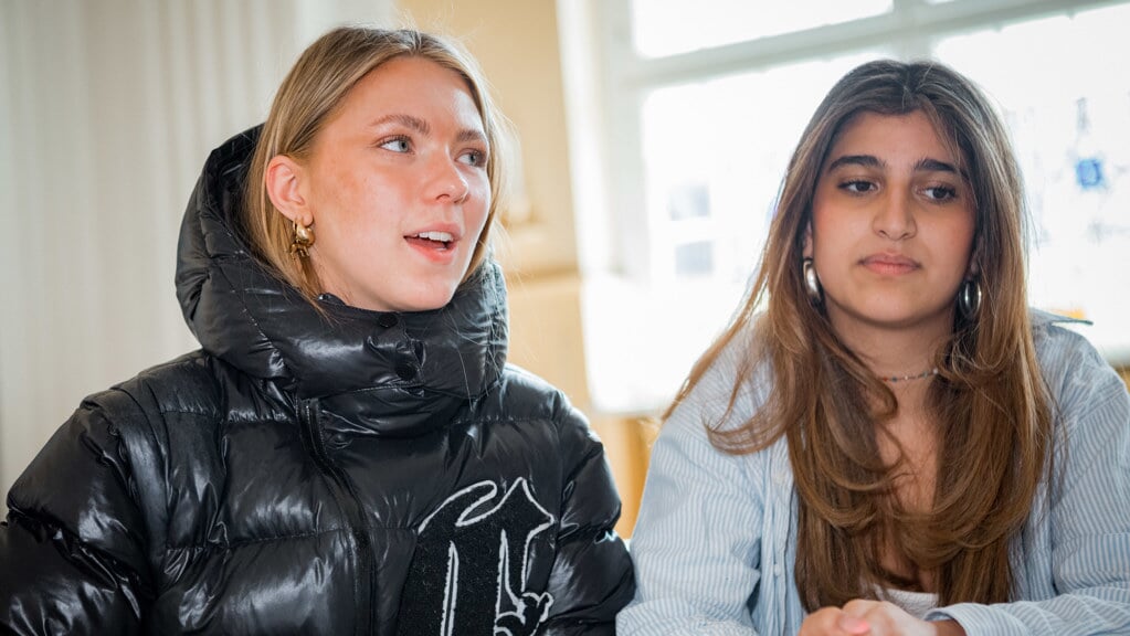 Nach Norden orientiert: Ida Fröhlich (17) und Samira Biber (16) sehen viele Vorteile im Dänischunterricht an der Schule. Foto: