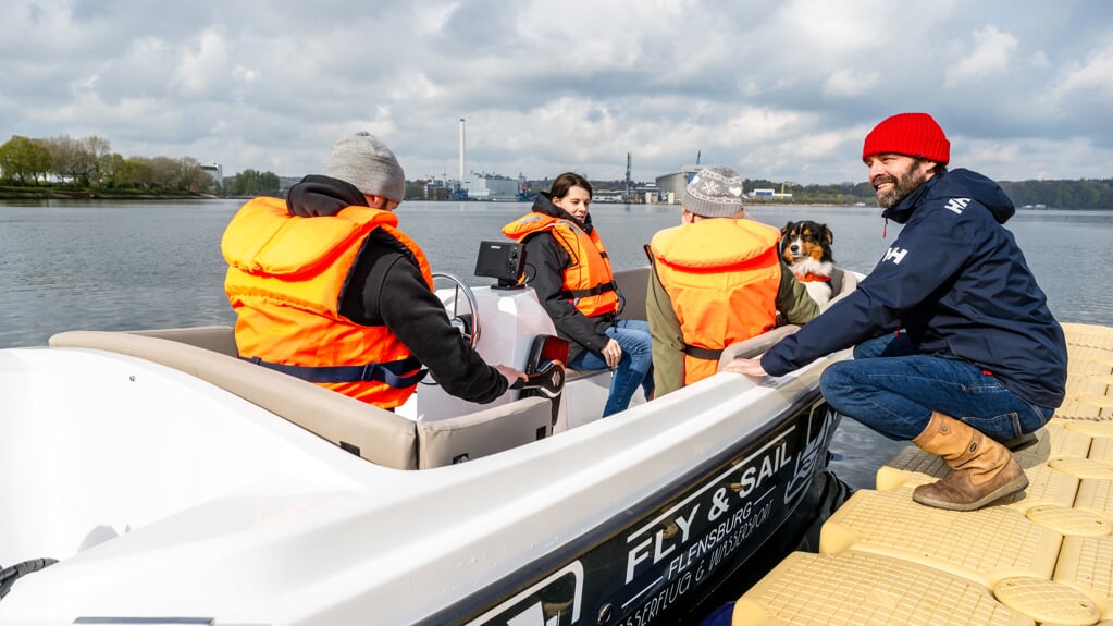 Alles klar zum Ablegen? Inhaber Malte Schmidt (re.) lässt seine Kunden ohne Bootsführerschein auf die Förde und sogar bis in dänische Gewässer schippern. Foto:
