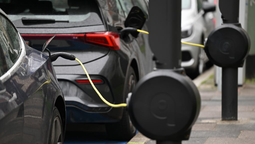 Langt de fleste forbrugere vil fortsat hellere tanke benzin eller diesel end at oplade batterier.  Foto: 