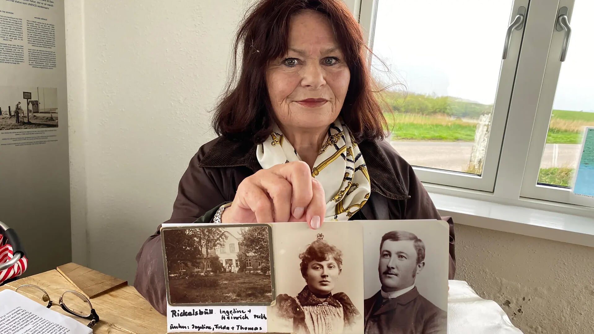 Ingalies K. Friebel med et foto af Rickelsbüller Hof, som hendes bedstemor voksede op på. Foto: