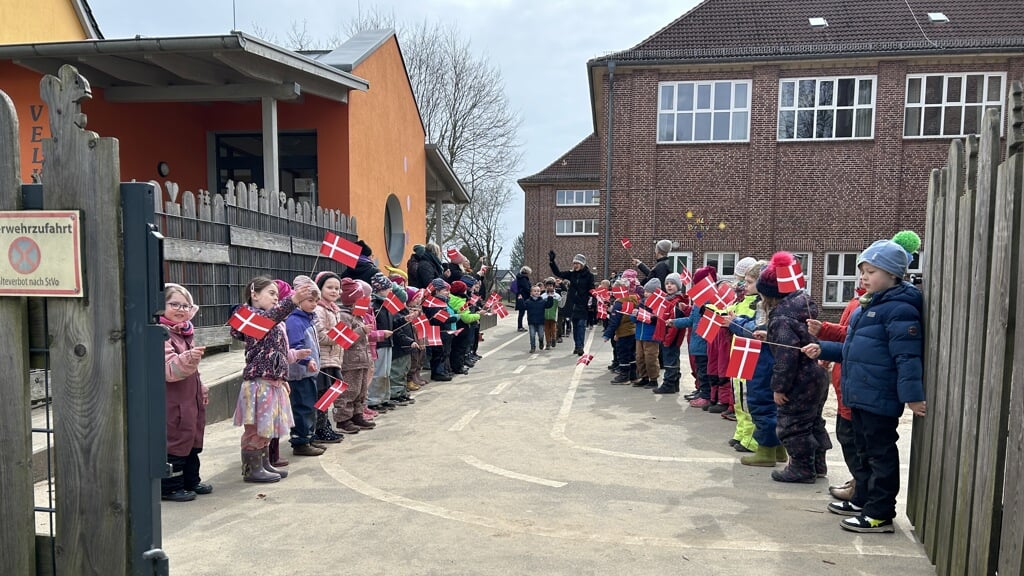 Udvekslingen mellem de godt 100 børn fra Slesvig og Rødekro foregik den 19. marts i børnehaven i Slesvig, og den 18. april i skolen i Rødekro. Her tager de sydslesvigske børn afsked med gæsterne fra Rødekro. Foto: