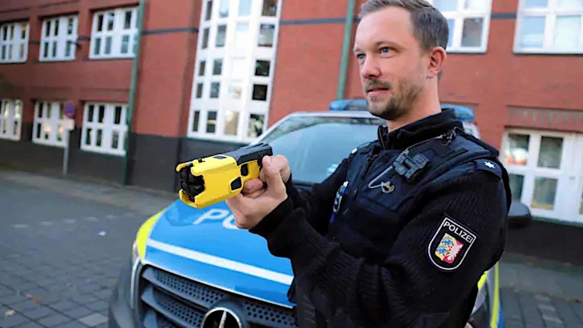 Endnu har politiassistent Lasse Sarau ikke været nødt til at affyre sin taser mod et menneske. Foto: 