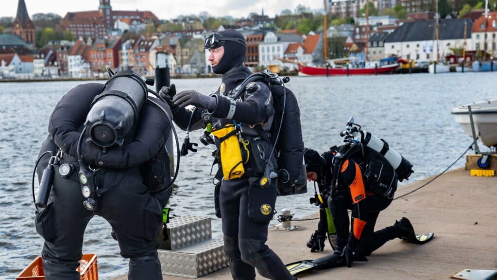Her er dykkerne ved at gøre klar til indsatsen. Foto: