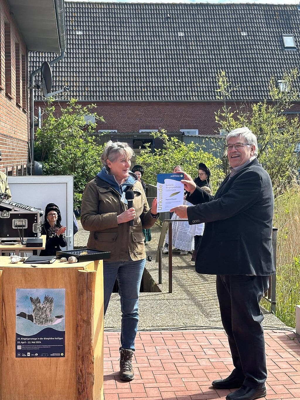 Siggi Pfingsten fik overrakt prisen af statssekretær for miljø, Katja Günther, i weekenden på Hallig Hooge. Foto:
