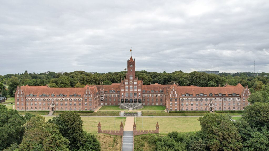 Das Gebiet um die Marineschule  om Flensburger Ortsteil Mürwik ist für die Öffentlichkeit normalerweise nicht zugänglich. Wenn jedoch ein Konzert stattfindet, wird eine Ausnahme gemacht. Foto: