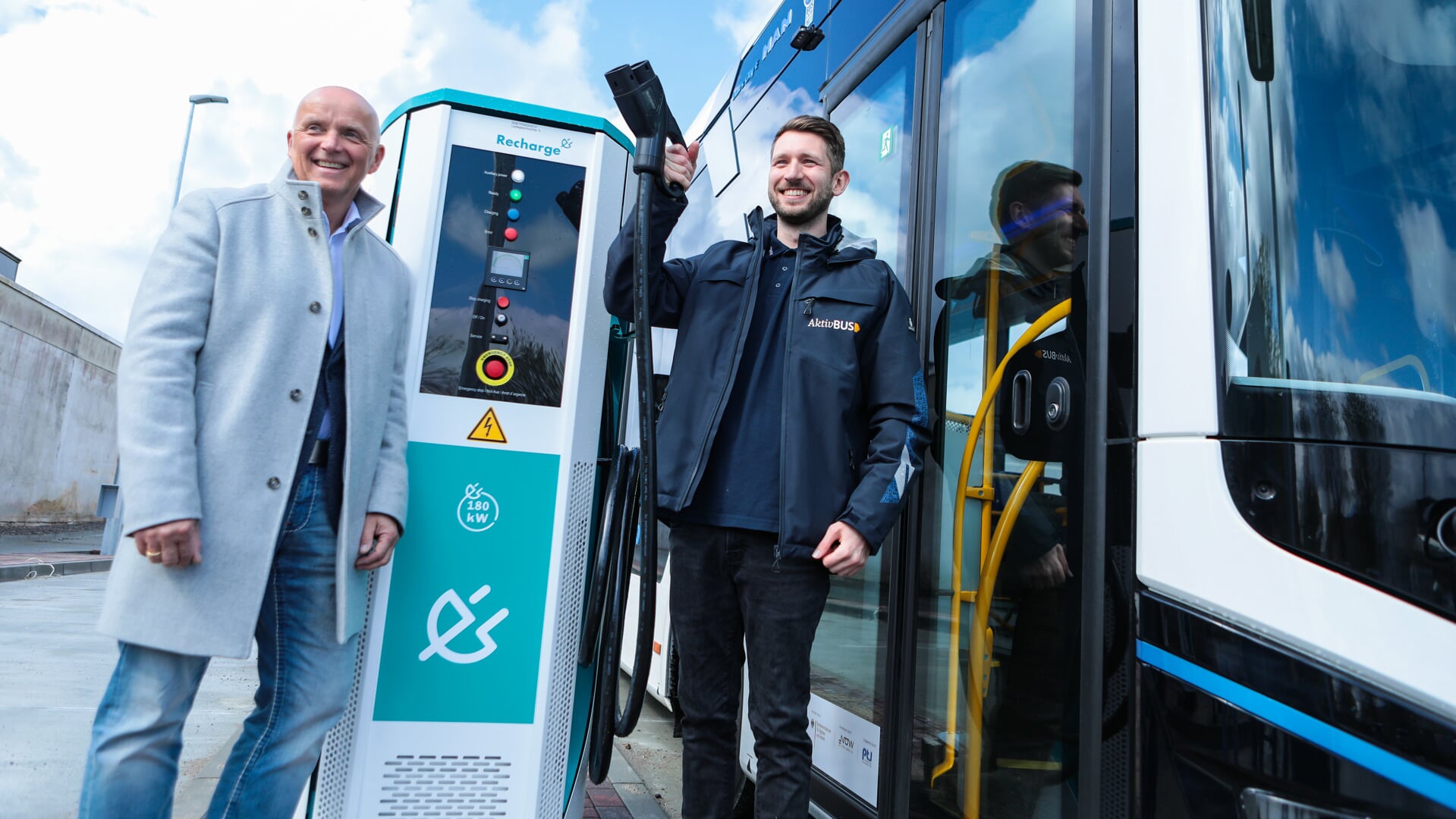 Die Busflotte wird elektrisch: Jürgen Möller vom Flensburger Klimapakt und Linus Petersen von Aktiv-Bus nehmen die neuen E-Busse in Betrieb. Foto: