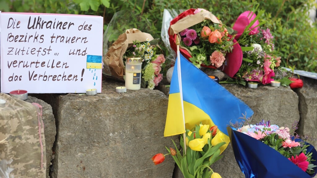 Ukrainere har stille flag og lagt buketter på gerningsstedet. Foto: 