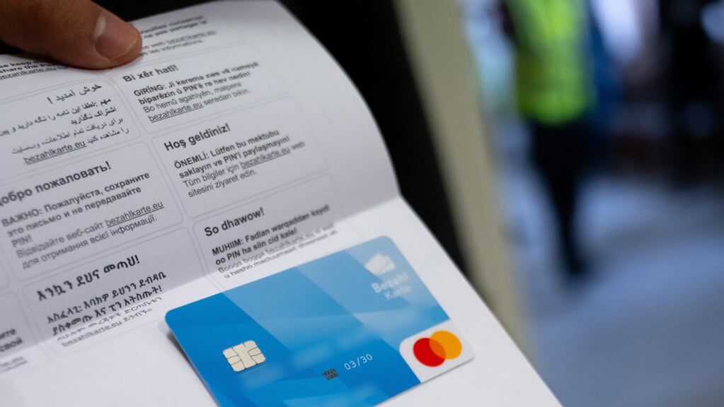 En asylansøger fremviser et af de første bayerske betalingskort til asylansøgere. Foto: