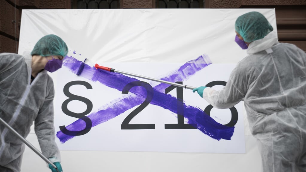 Aktivister bruger farven lilla til symbolsk at fjerne paragraf 218 om abort fra den tyske straffelov. Foto: