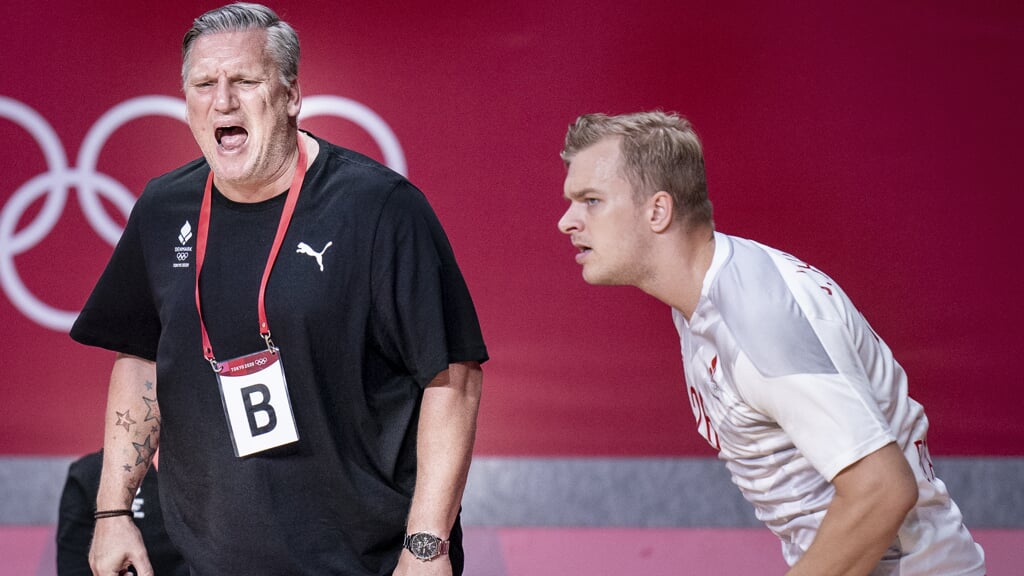 Landstræner Nikolaj Jacobsen og Johan Hansen under en kamp ved OL i Tokyo i juli 2021.Foto:
