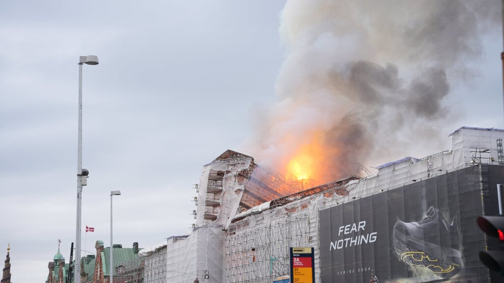 Børsen er opslugt af flammer. På Christiansborg, der ligger ved siden af, er en fløj blevet evakueret. Foto: