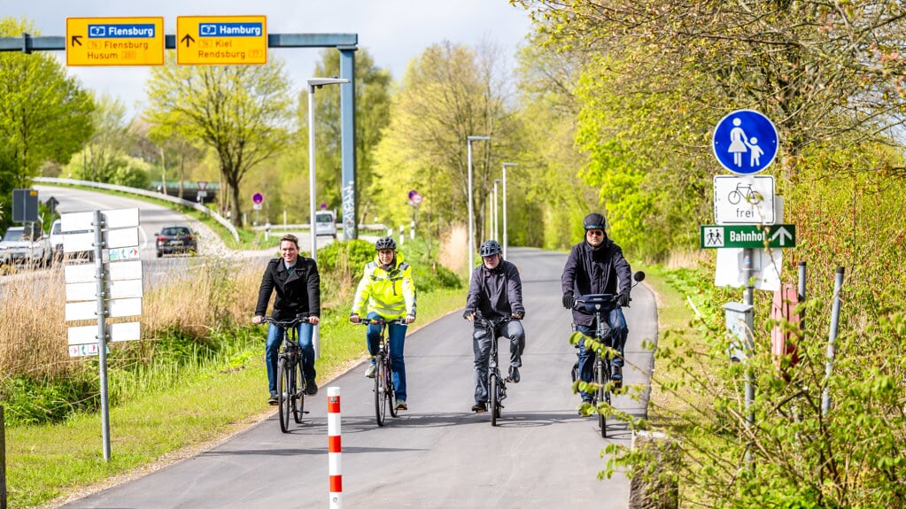 Freigegeben: Die frühere Bahntrasse hat sich in einen Radweg verwandelt, auf dem alle ruckzuck vom Bahnhof bis zur Schlosskreuzung in Schleswig gelangen. Foto: 