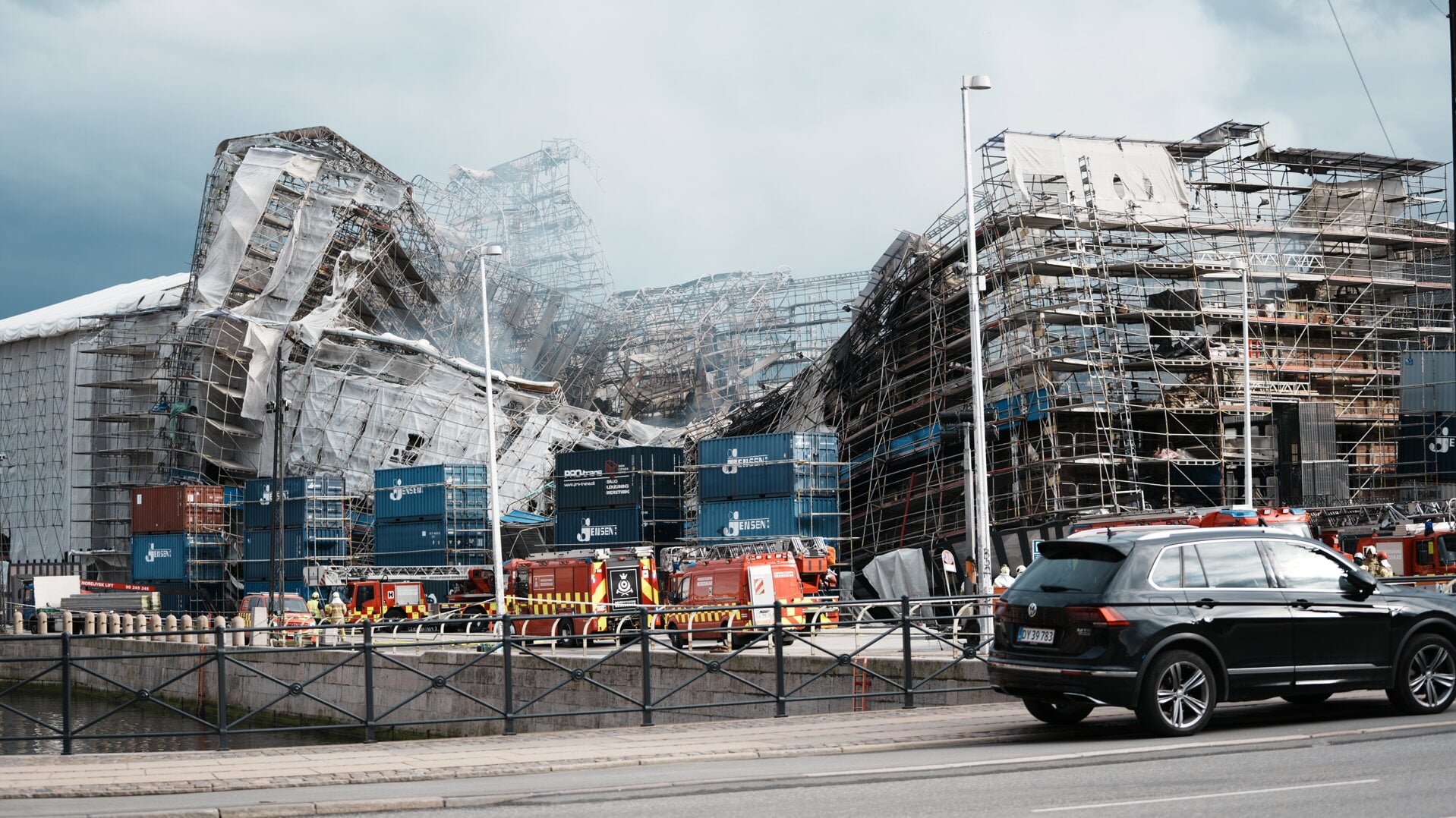 Børsens ydermur er væltet ud mod Børsgade, København, torsdag den 18. april 2024.