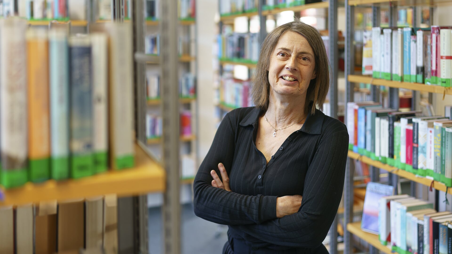 Claudia Bartosch har været bibliotekschef i Lyksborg siden 31. januar 2017. Biblioteket ligger i stueetagen i den fredede tidligere banegårdsbygning. Foto: