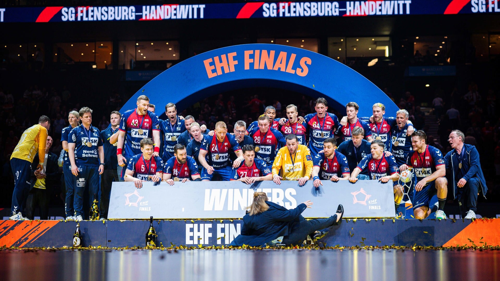 SG-truppen i kollektiv forskrækkelse umiddelbart inde pokaloverrækkelsen, da en EHF-delegeret gled i konfettien. Foto: 