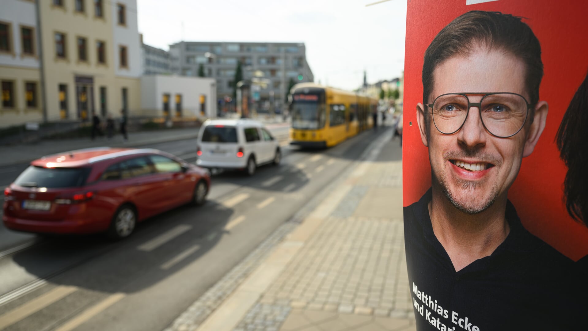 Det tyske medlem af EU-Parlamentet Matthias Ecke var i gang med at hænge valgplakater op i Dresden, da han fredag blev overfaldet. 17-årig har meldt sig til politiet. Foto: 