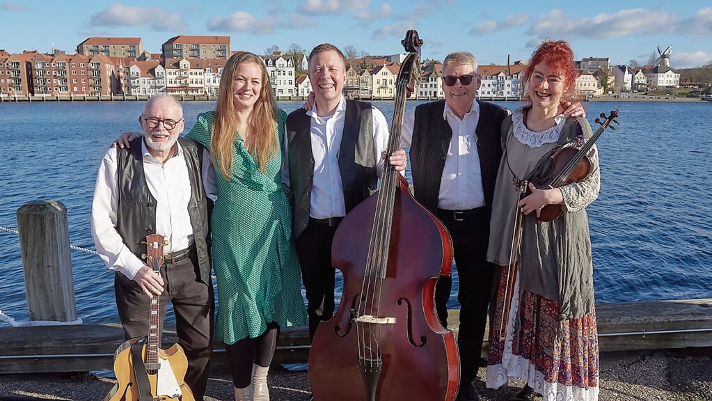 Selv om jazzfestivalen foregår i Aabenraa, kan man jo godt invitere musikalske gæster fra Sønderborg. Et af de fire orkestre er Andreas Swingband, der her er fotograferet ved Alssund. 
