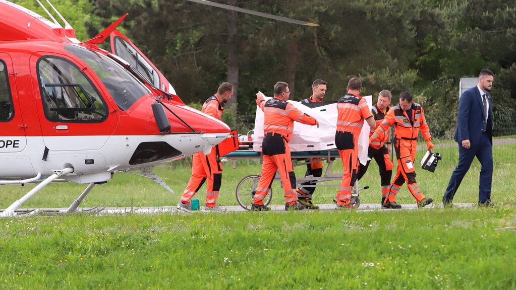 Robert Fico flyttes fra en helikopter til hospitalet i Banska Bystrica, hvor han bliver opereret onsdag aften.