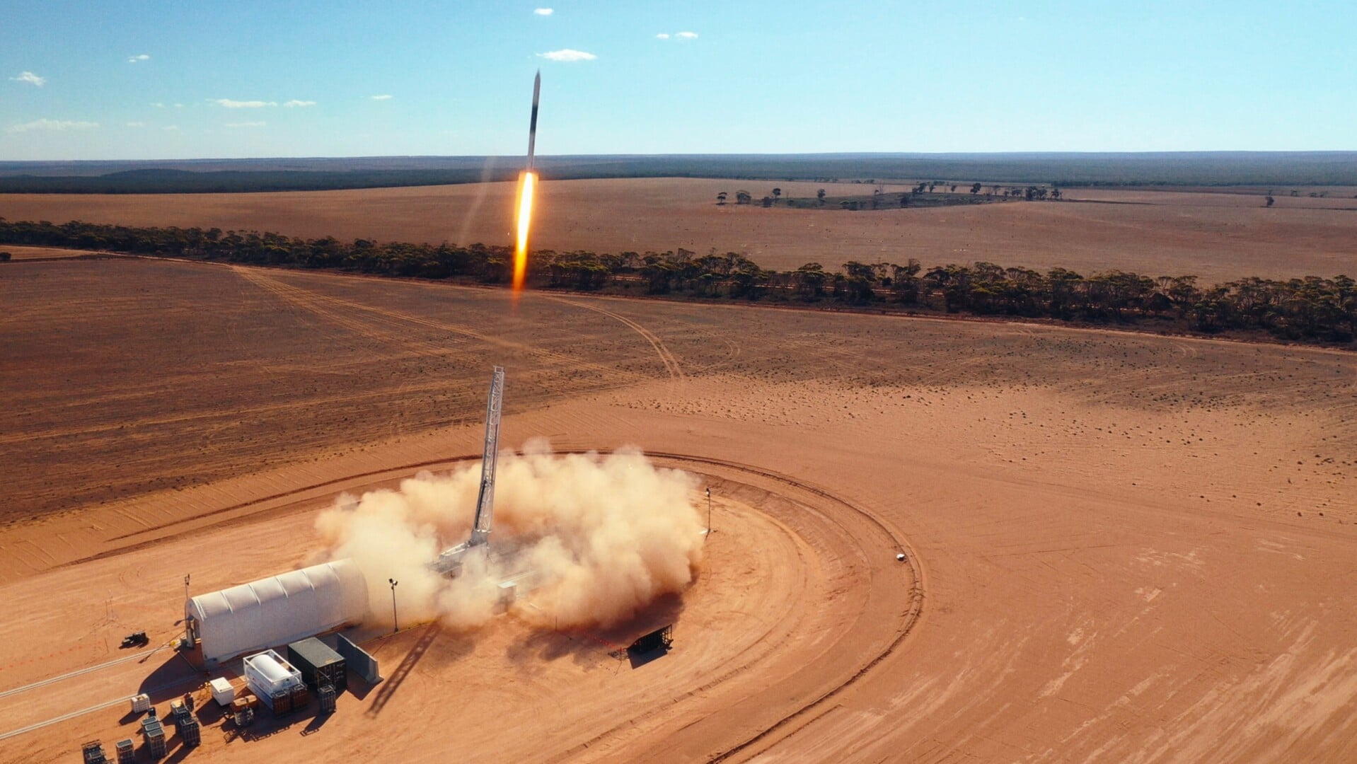 Helt planmæssigt lettede rakennen fredag fra et øde område i Australien. Foto: 