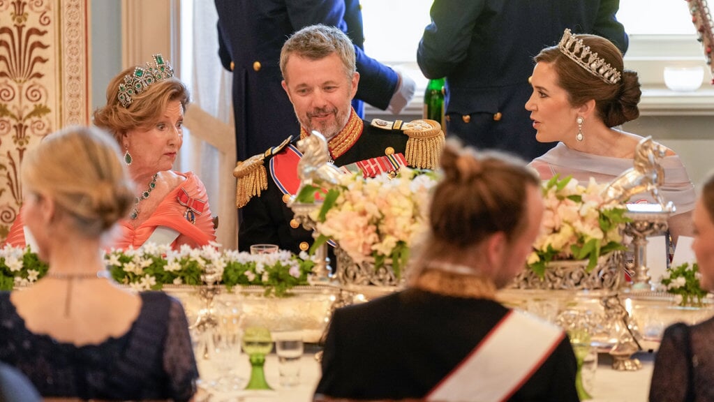 Til gallamiddagen sad kong Frederik mellem den norske dronning Sonja og dronning Mary. Foto: 